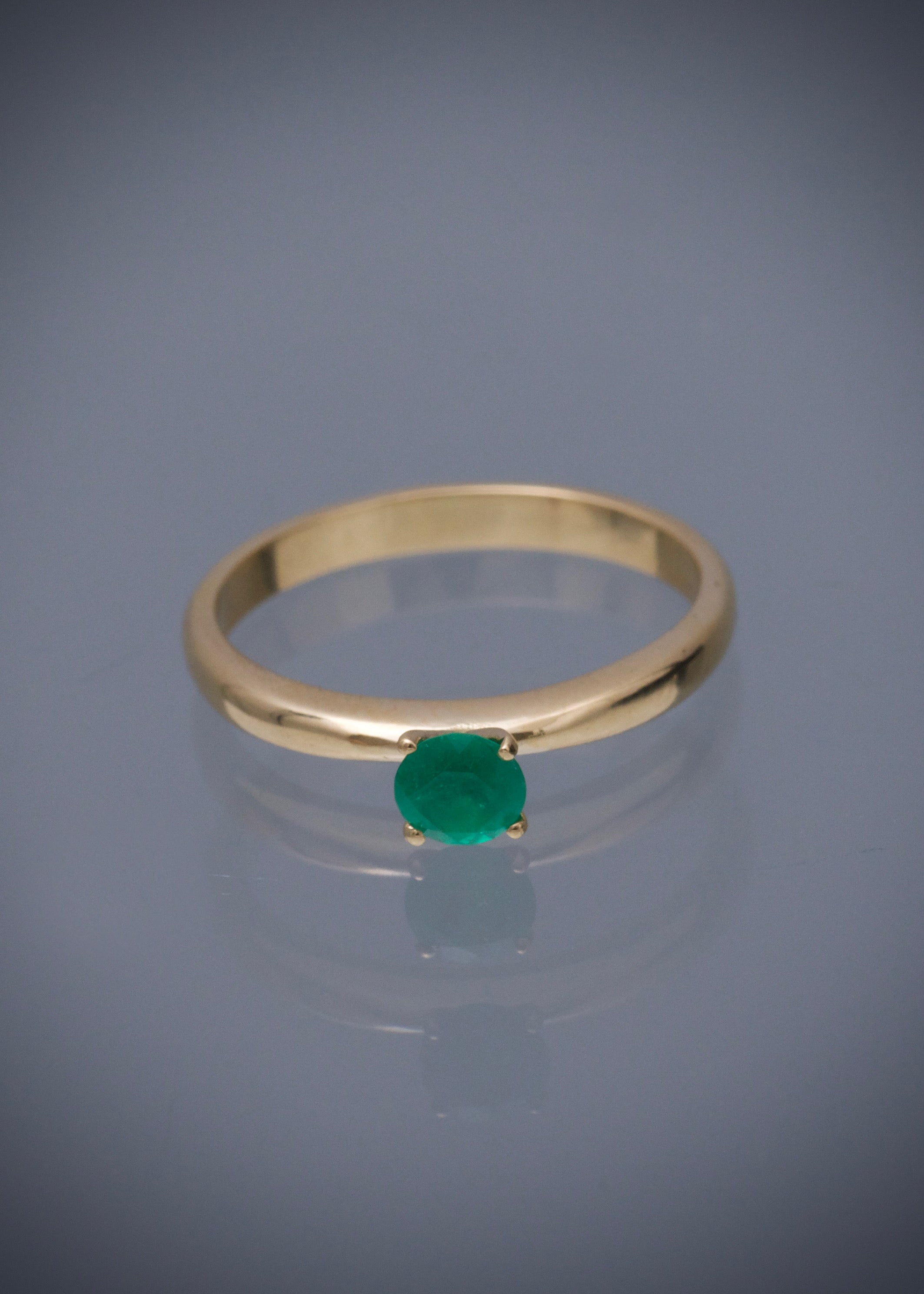 Solitario con 37pts de esmeralda 2.7gr / TALLA 5 3/4 / Oro Amarillo (Joya) P