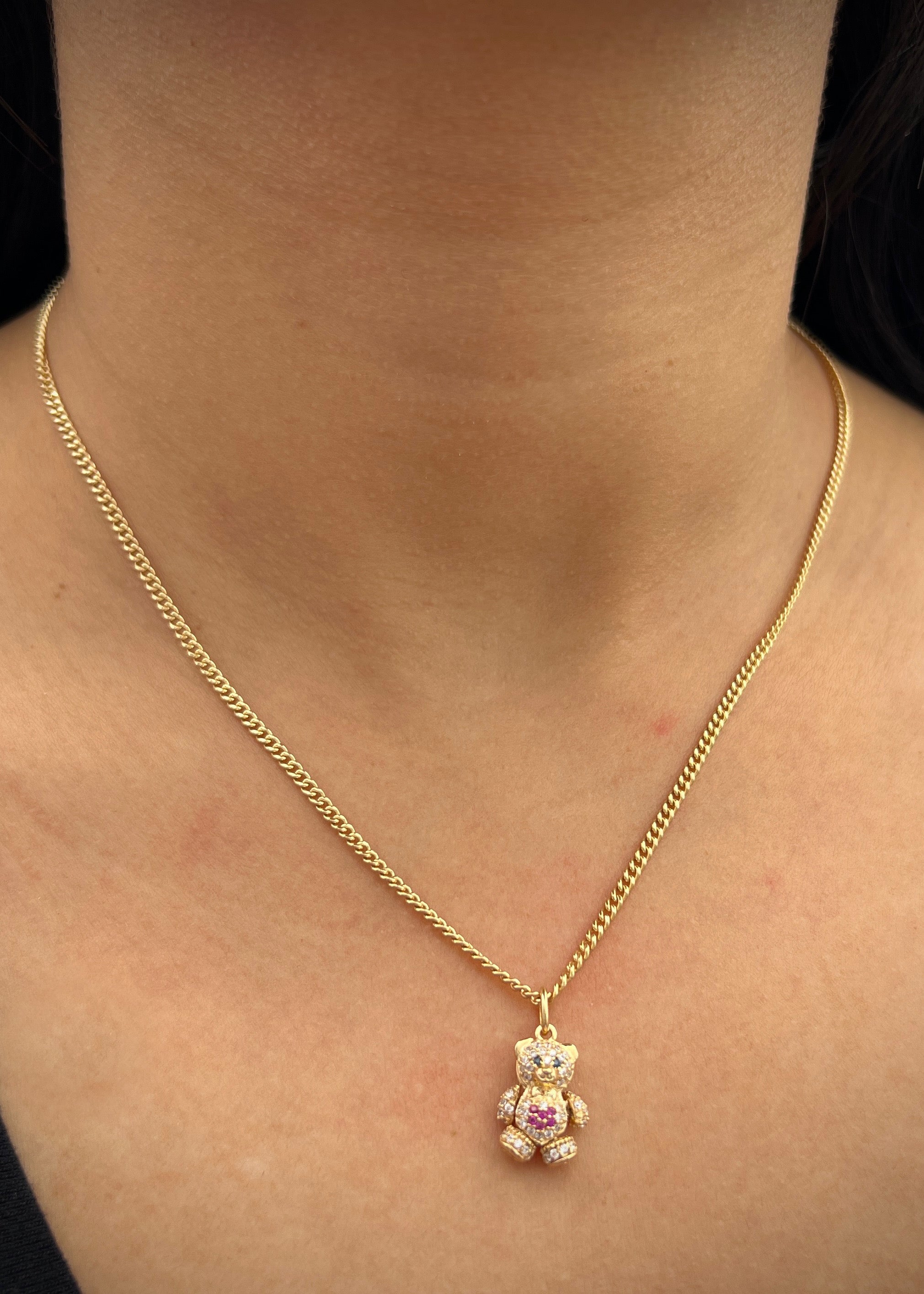 Dije oso articulado con swarovski blanco y fucsia 2.6gr / Largo 1.9cm / Oro Amarillo Nac B