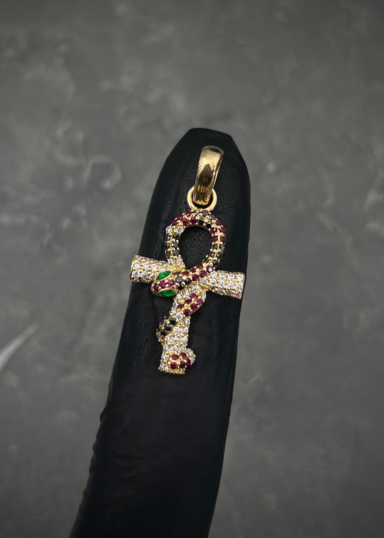 Dije cruz con 60pts de moissanita 3.2gr / Largo 2.9cm / Oro Amarillo (Joya) P