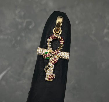 Dije cruz con 60pts de moissanita 3.2gr / Largo 2.9cm / Oro Amarillo (Joya) P