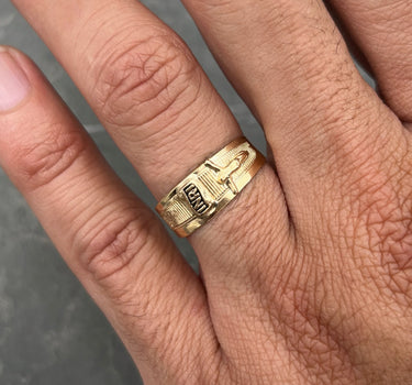 Anillo cruz con cristo 1.65gr / Talla 8 1/4 / Oro Amarillo Nac M