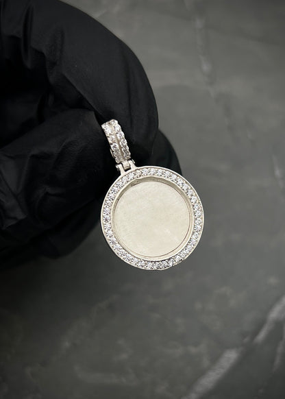 Dije placa con swarovski blanco 2.8gr / Largo 2.8cm / Plata B