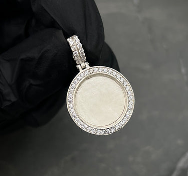Dije placa con swarovski blanco 2.8gr / Largo 2.8cm / Plata B