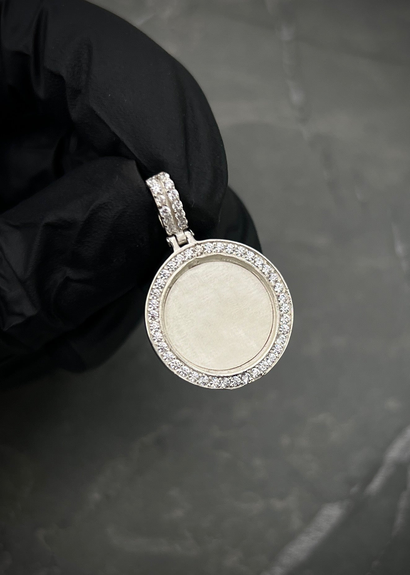 Dije placa con swarovski blanco 2.8gr / Largo 2.8cm / Plata M