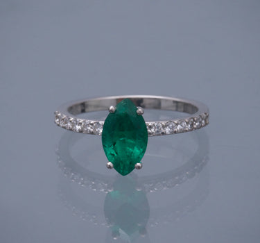 Solitario con 122pts de esmeralda / 40pts de diamantes blancos 2.8gr / talla: 7 / Oro Blanco (Joya) M