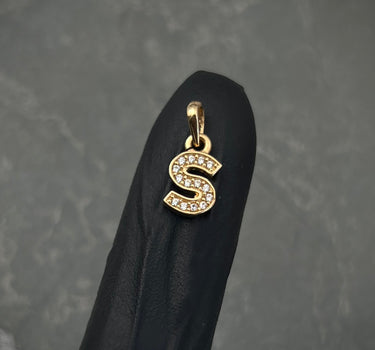 Dije letra S con swarovski blanco 0.8gr / Largo 1.5cm / Oro Amarillo Nac B