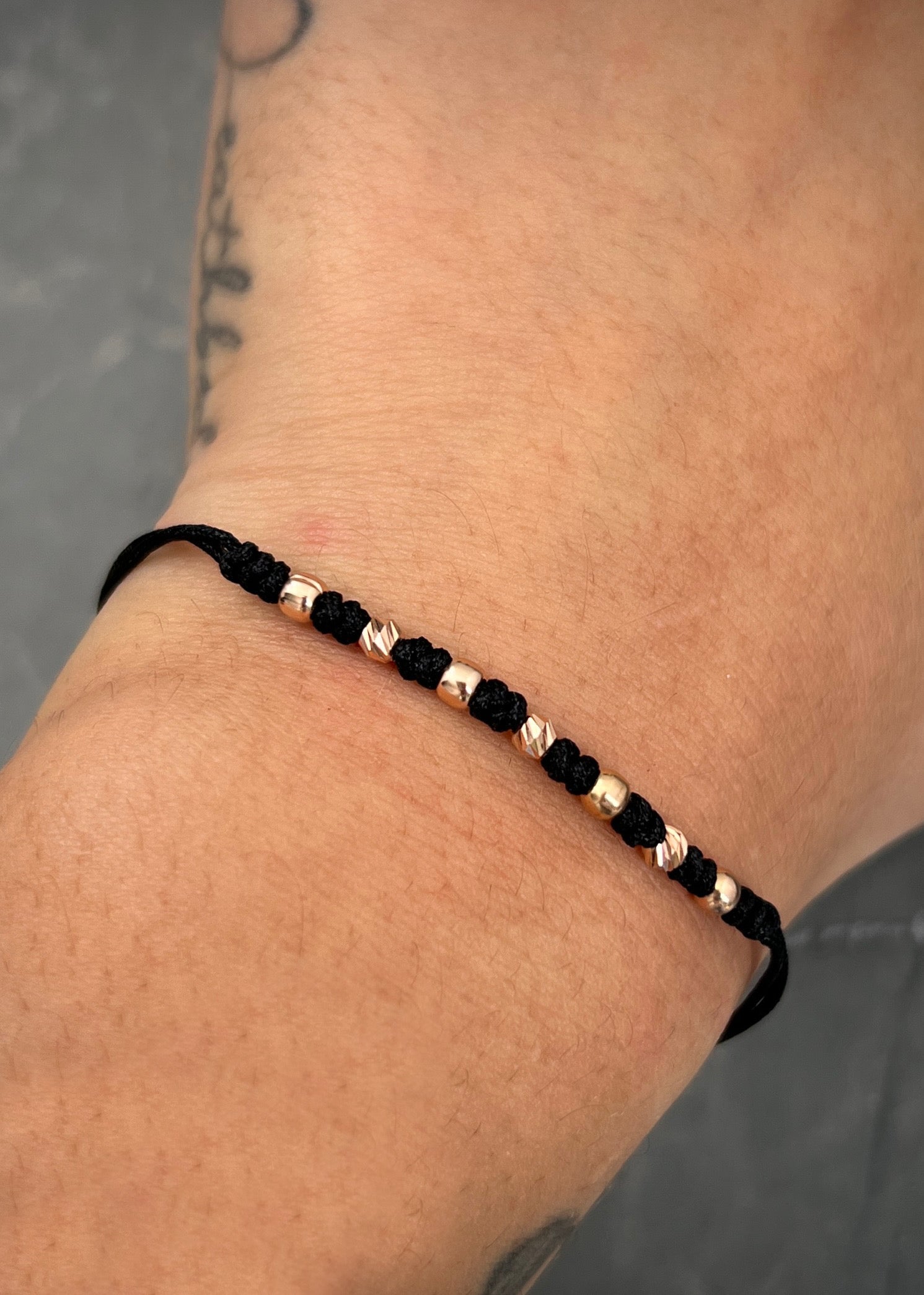 Pulsera en hilo negro con bolas lisas y diamantadas 3mm 0.4gr / Oro Rosado (Joya)*
