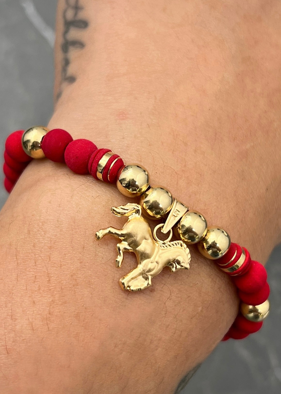 Pulsera en hilo rojo con dije de caballo 2.05gr / Oro Amarillo (Joya) M