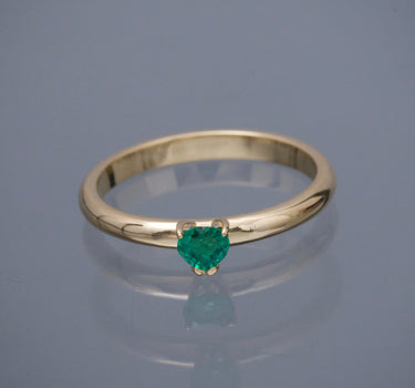 Solitario con 20pts de esmeralda 2.8gr / TALLA 6 1/2 / Oro Amarillo (Joya) B