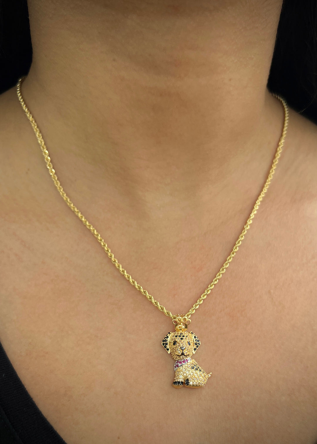 Dije perro con swarovski blanco y negro 3.7gr / Largo 2.8cm — Oro Amarillo
