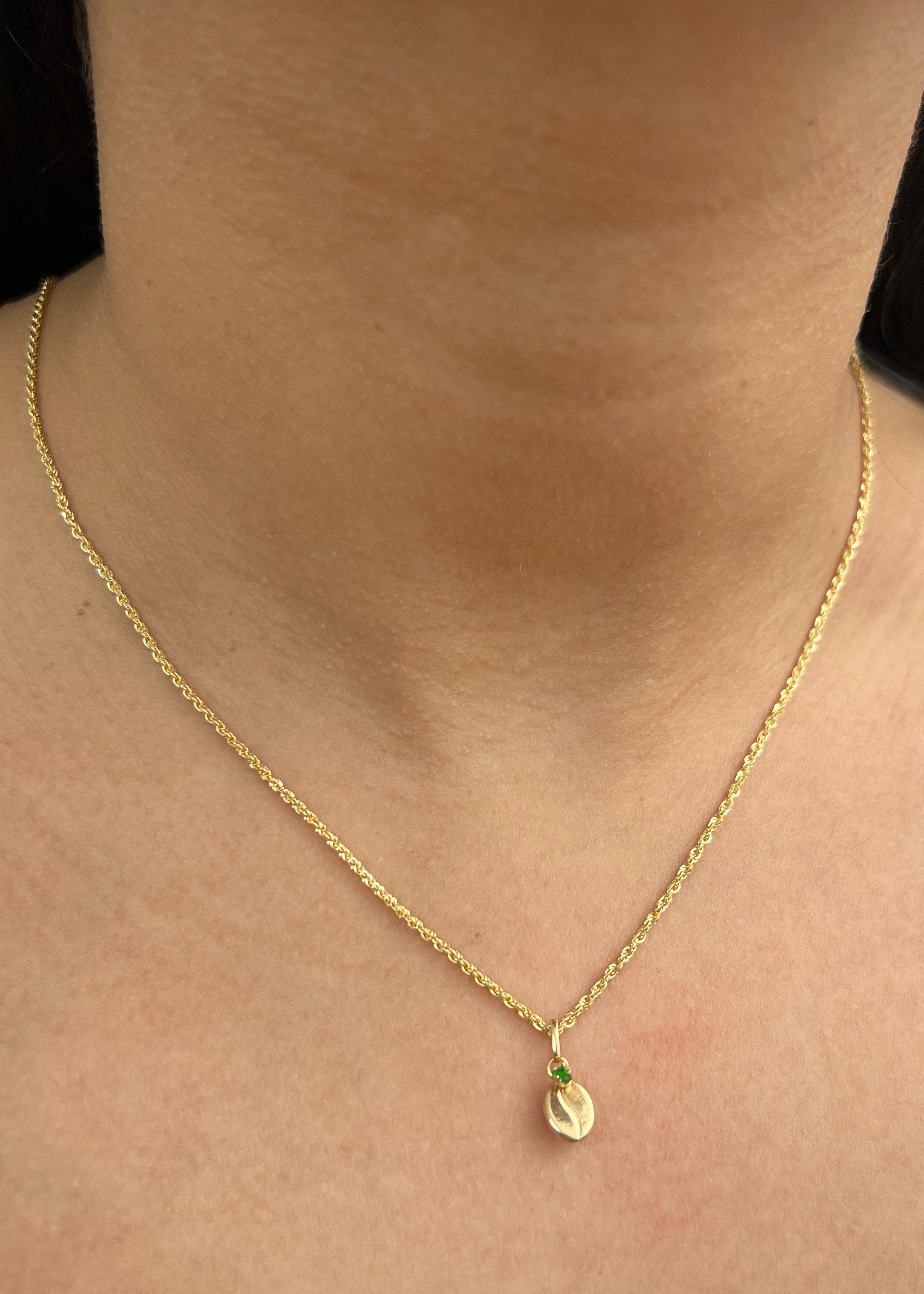 Dije grano de cafe 0.3gr / Largo 1.3cm / Oro Amarillo Nac M