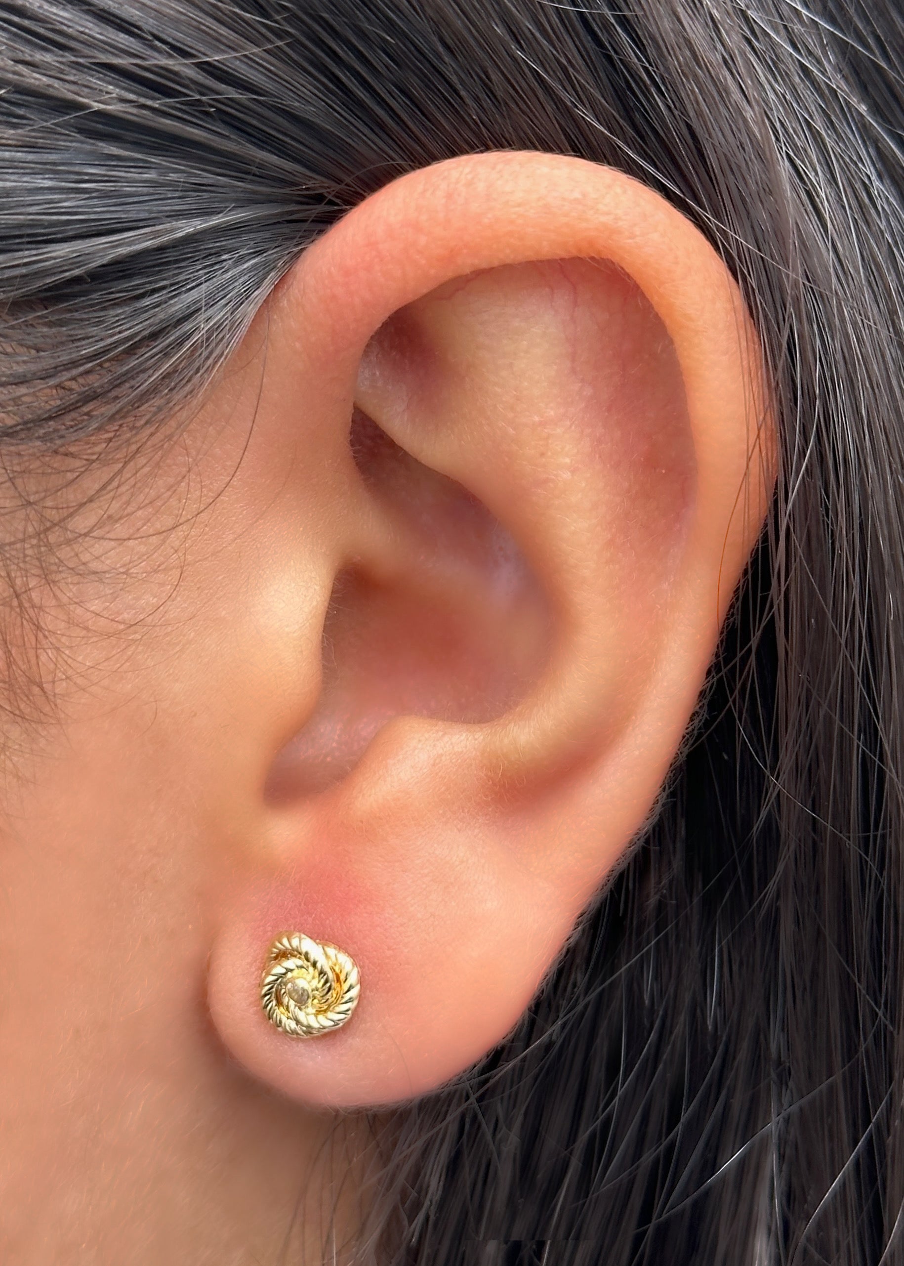 Topos flor con swarovski blanco 0.75gr / Largo 0.7cm / Oro Amarillo Nac B