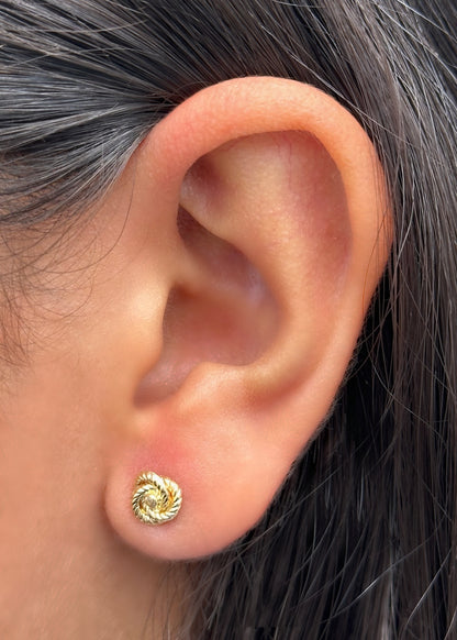 Topos flor con swarovski blanco 0.75gr / Largo 0.7cm / Oro Amarillo Nac B