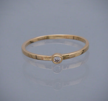 Solitario liso con swarovski blanco 1.1gr / Talla: 5 1/4 / Oro Amarillo Nac B