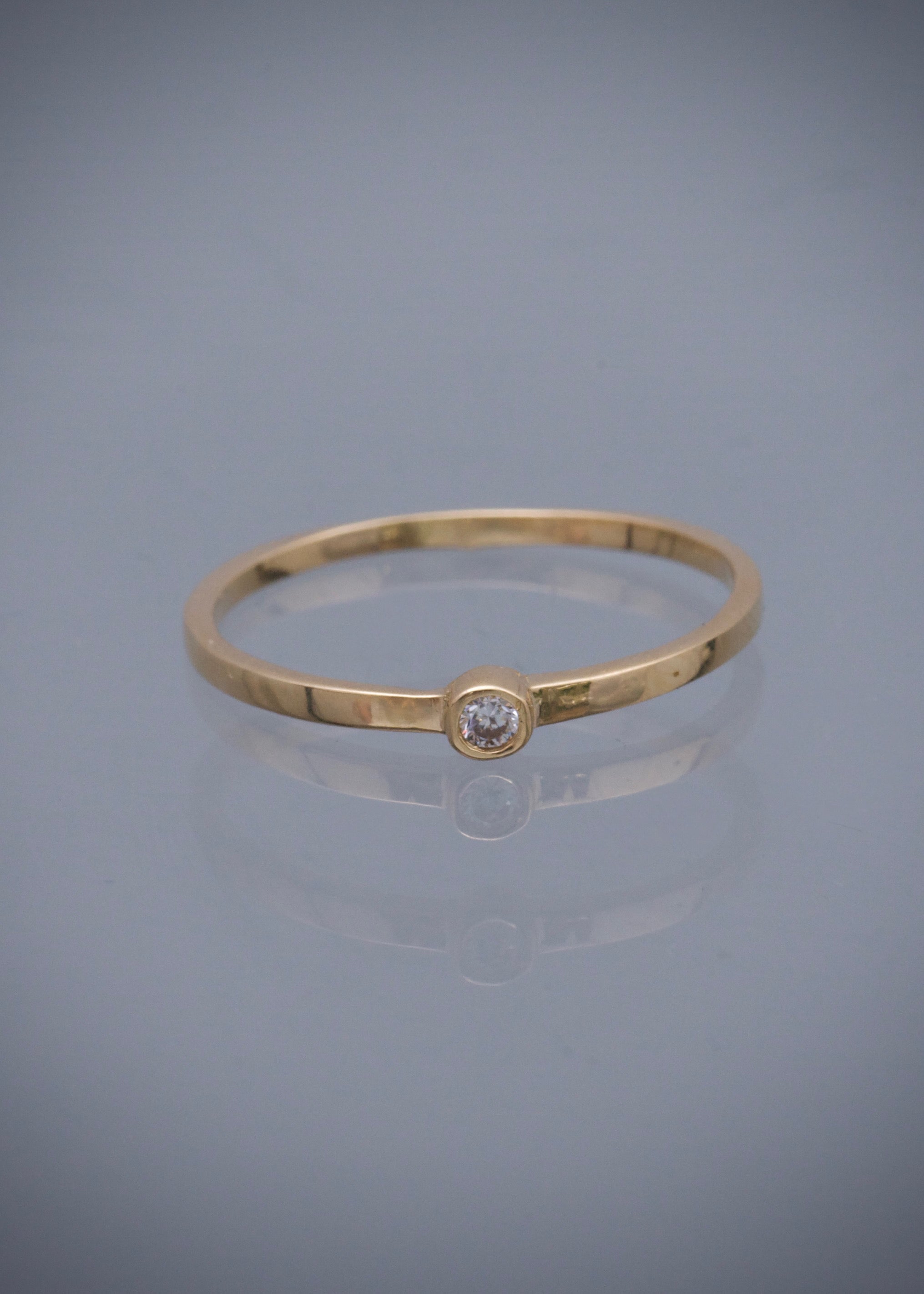 Solitario liso con swarovski blanco 1.1gr / TALLA 6 1/4  / Oro Amarillo Nac M