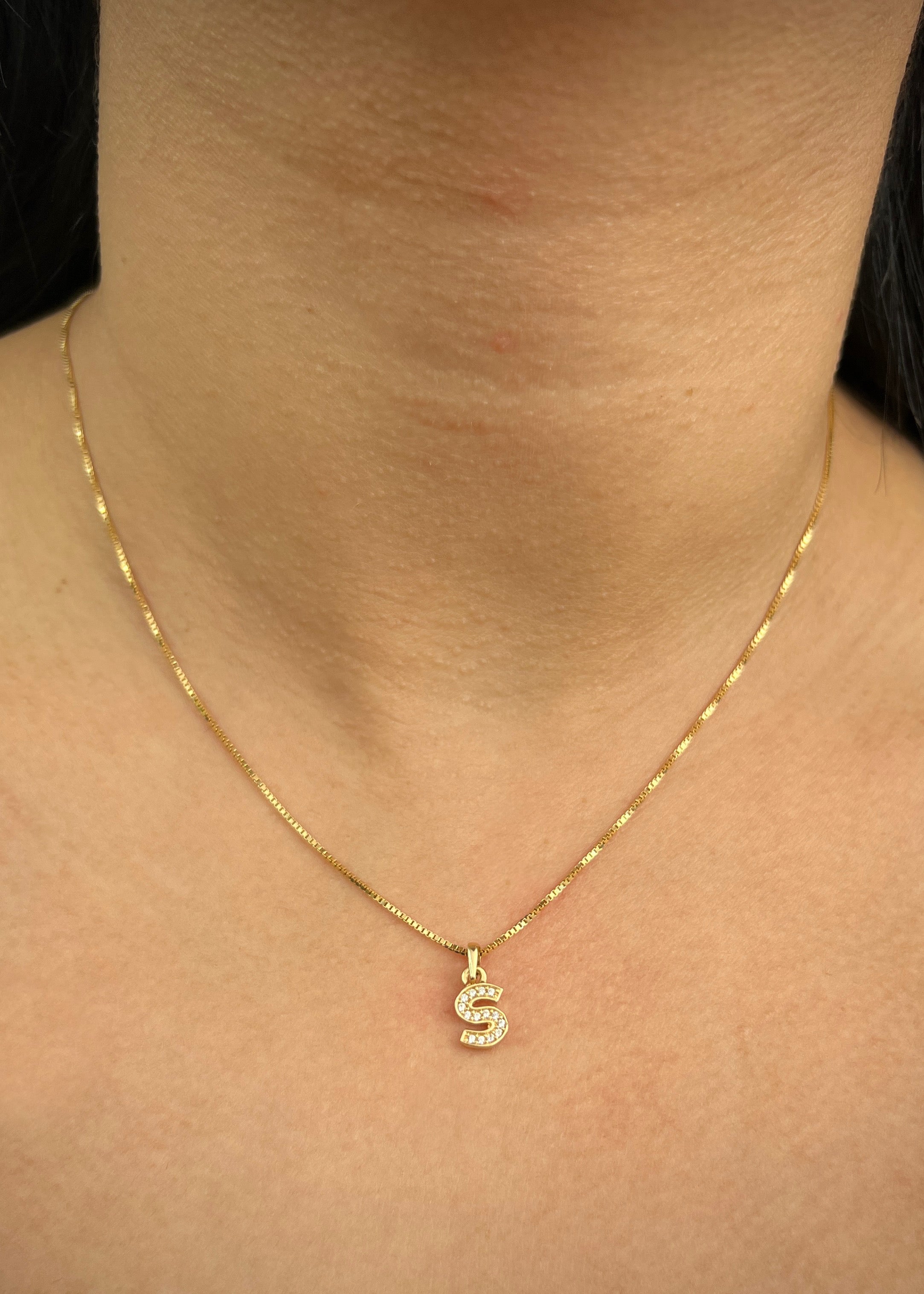 Dije letra S con swarovski blanco 0.7gr / Largo 1.5cm / Oro Amarillo Nac B