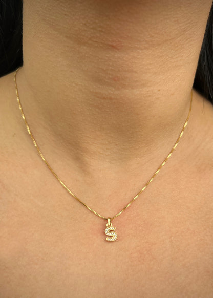 Dije letra S con swarovski blanco 0.7gr / Largo 1.5cm / Oro Amarillo Nac B