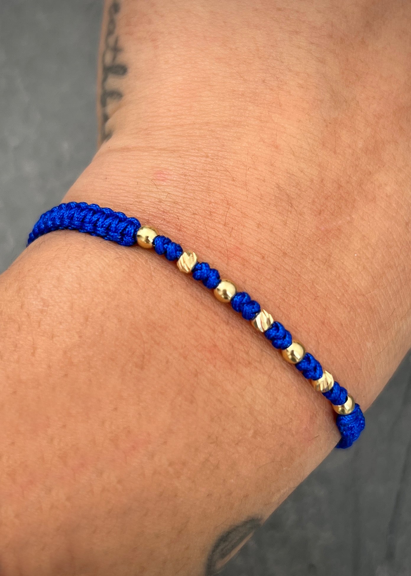 Pulsera en hilo azul con bolas lisas y diamantadas 3mm 0.4gr / Oro Amarillo (Joya)*