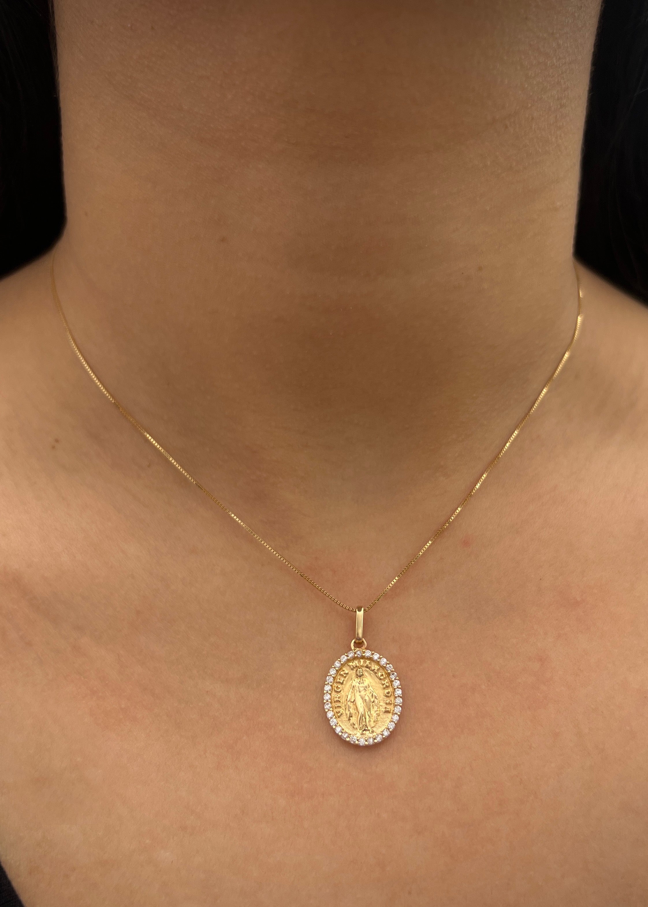 Dije virgen de la milagrosa con swarovski blanco 2.7gr / Largo 2.4cm / Oro Amarillo Nac P