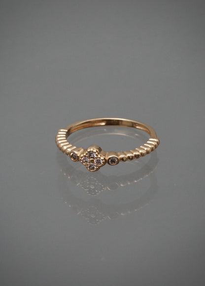 Anillo lucky clover con swarovski blanco 1.9gr / Talla 5 1/2 / Oro Amarillo Nac M