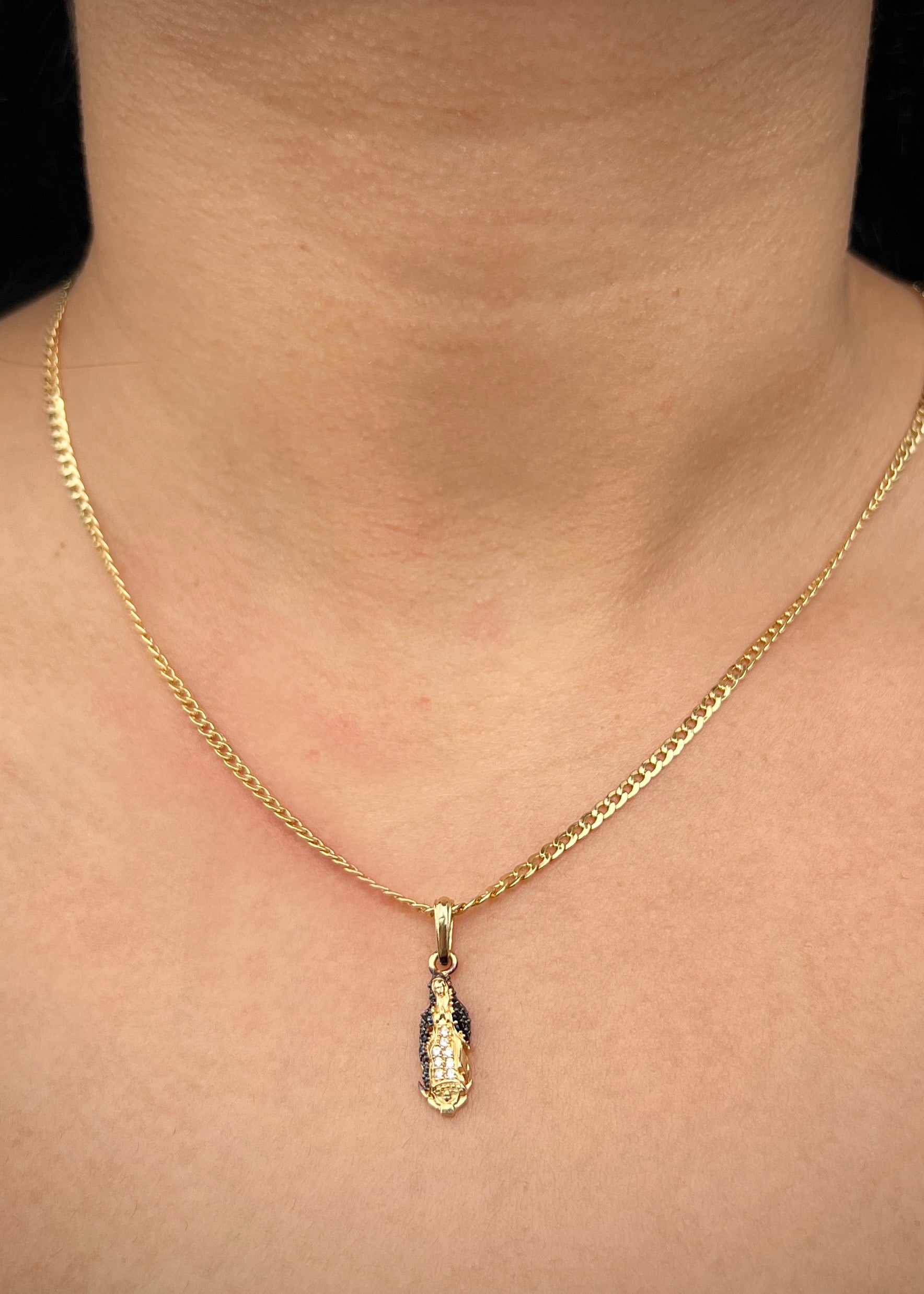 Dije virgen de guadalupe con swarovski negro 1.35gr / Largo 2.4cm / Oro Amarillo Nac M