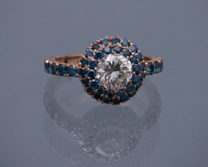 Solitario con 101pts diamante blanco / 87pts de diamantes azules 4.3gr / talla 5 3/4 / Oro Rosado (Joya) M