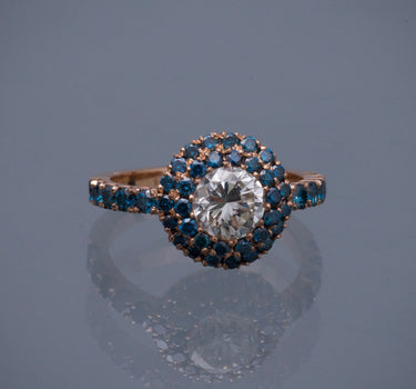 Solitario con 101pts diamante blanco / 87pts de diamantes azules 4.3gr / talla: 5 3/4 / Oro Rosado (Joya) M