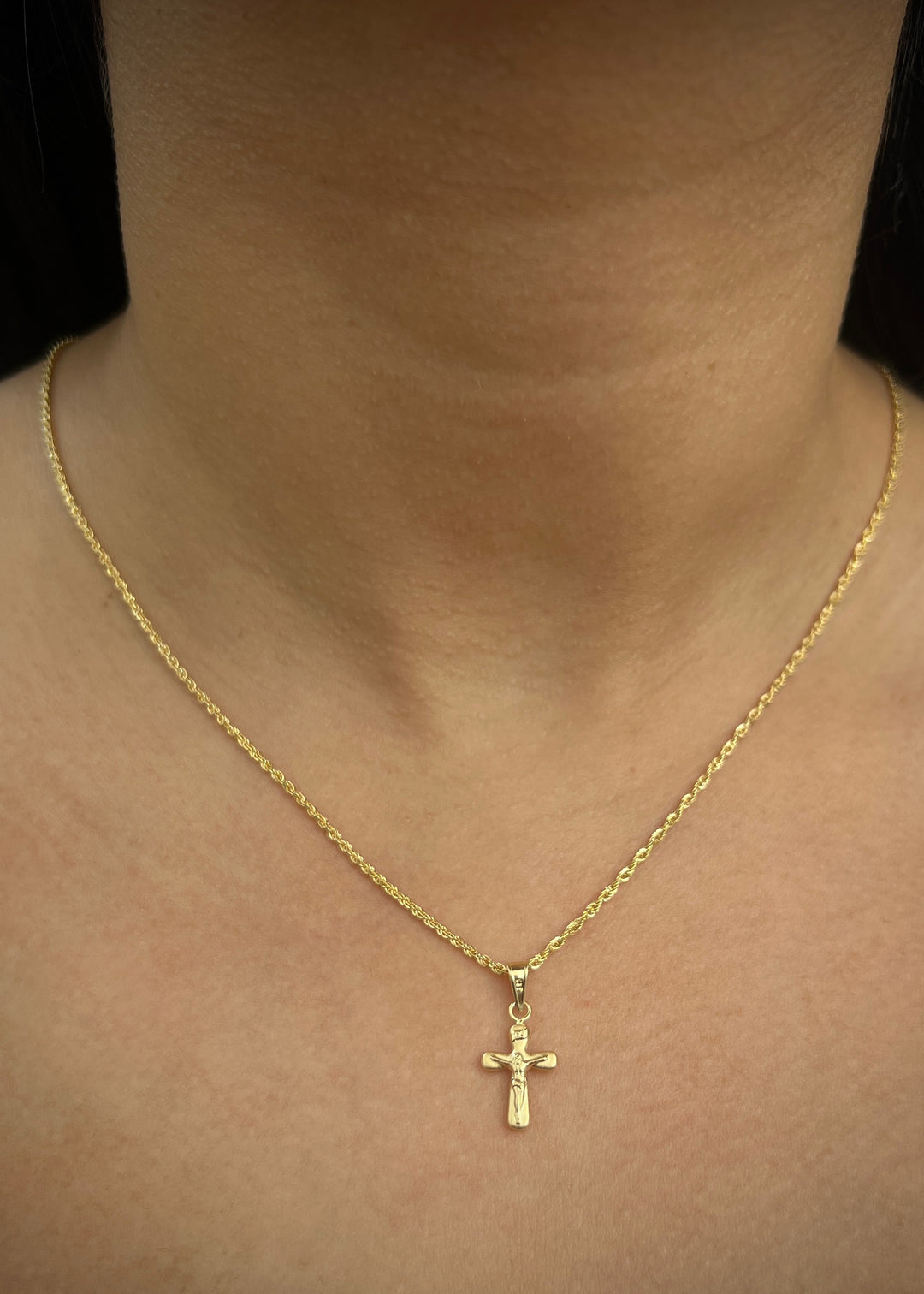 Dije cruz con cristo 0.35gr / Largo 2cm — Oro Amarillo