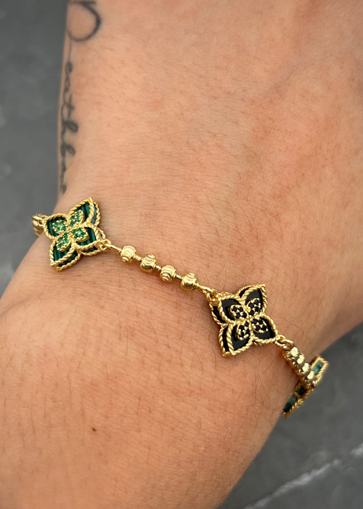 Pulso lucky clover piedra verde y negra 9.6gr / Largo 19cm / Oro Amarillo Nac P