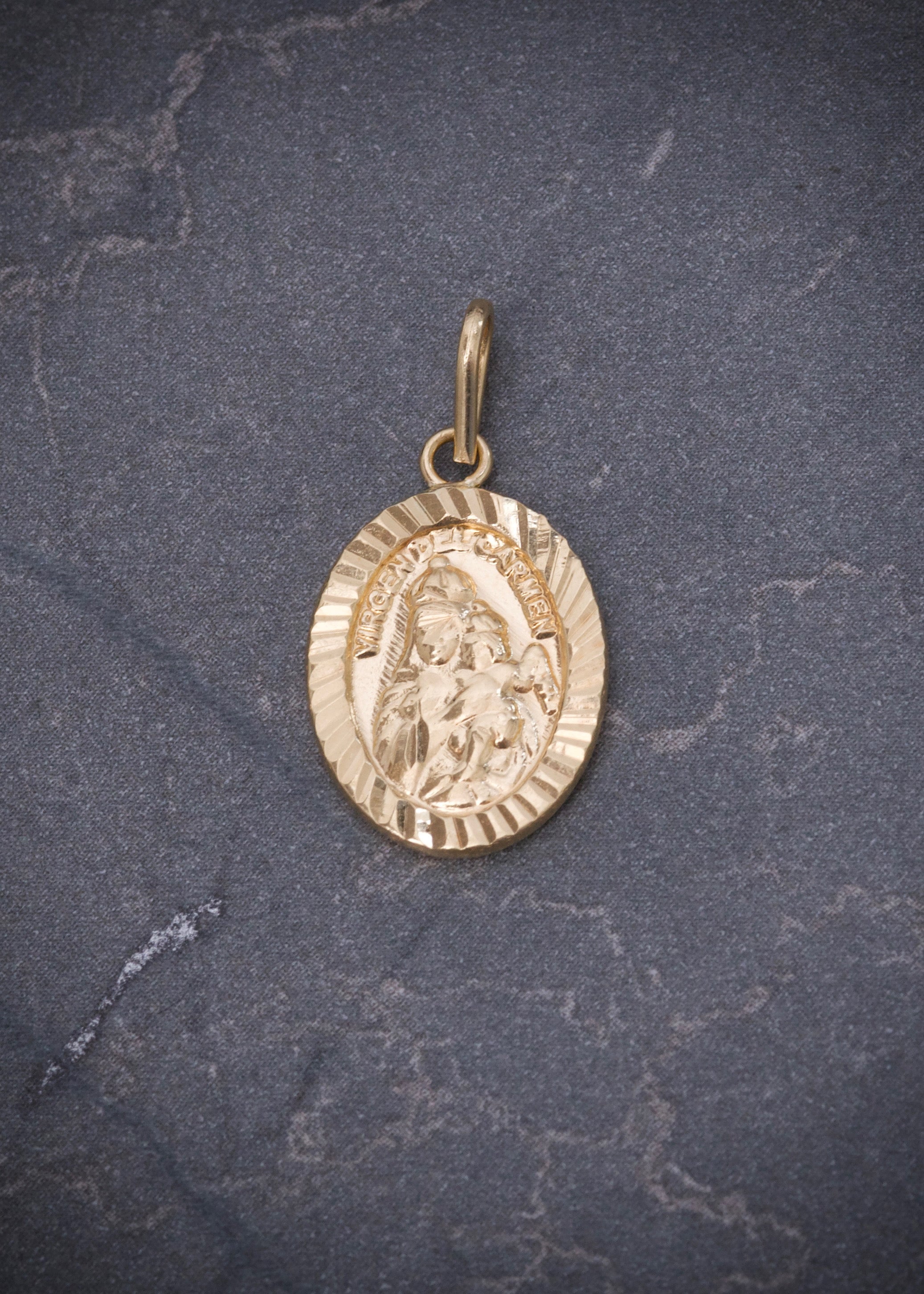 Dije virgen del carmen 0.9gr / Largo 2.2cm / Oro Amarillo Nac M