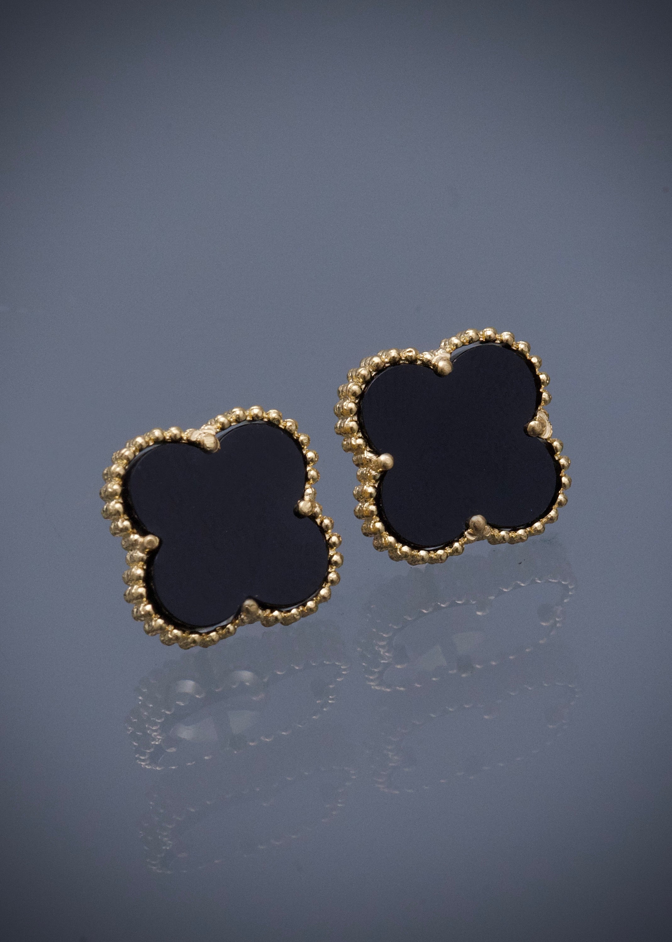 Topos lucky clover piedra negra 3.4gr / Largo 0.12cm / Oro Amarillo Nac M