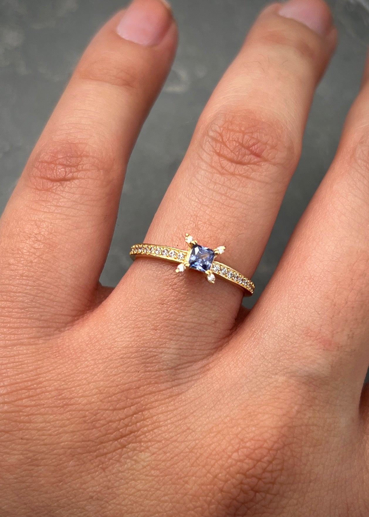 Solitario cuadrado con swarovski morado y blanco 1.5gr / Talla 5 / Oro Amarillo Nac B