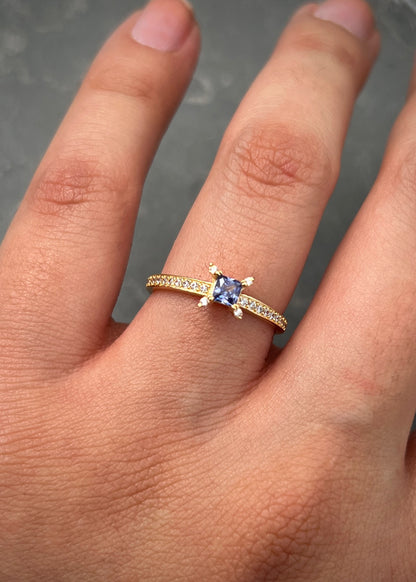 Solitario cuadrado con swarovski morado y blanco 1.5gr / Talla 5 / Oro Amarillo Nac B