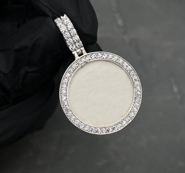 Dije placa con swarovski blanco 3.95gr / Largo 3.5cm / Plata M