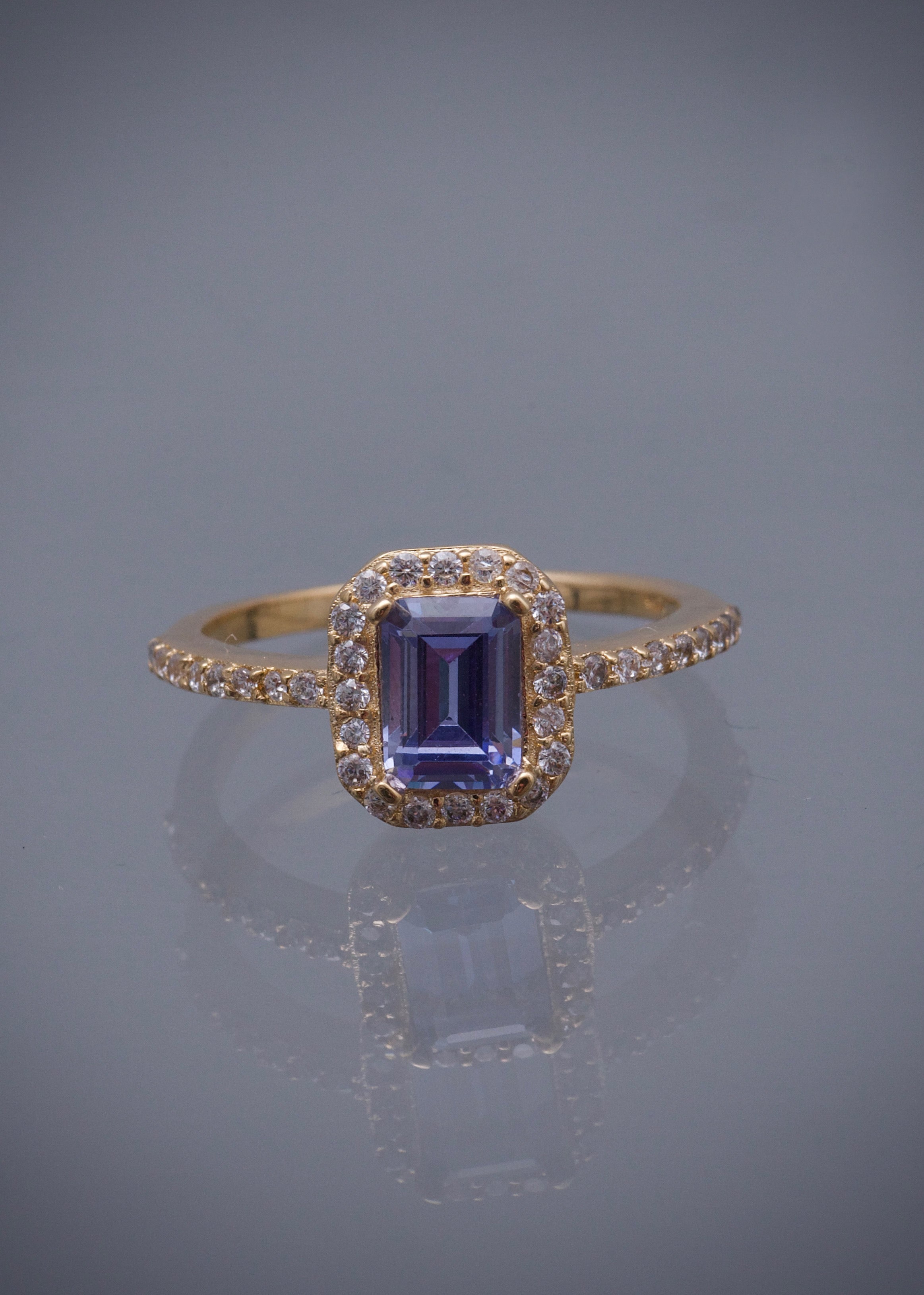 Solitario con swarovski morado corte esmeralda 3.2gr / TALLA 7 / Oro Amarillo Nac M