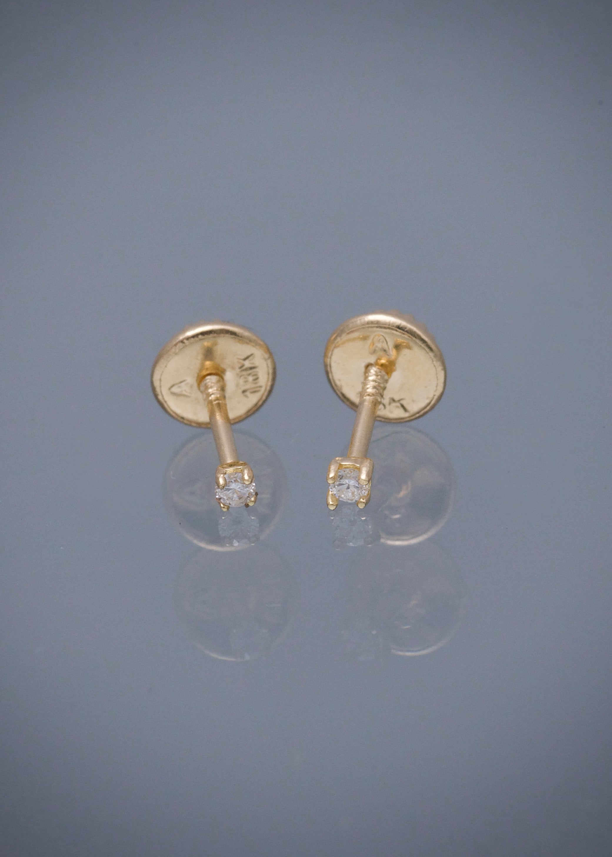 Topos con 5pts de diamante 0.4gr / Largo 0.19cm / Oro Amarillo (Joya) B