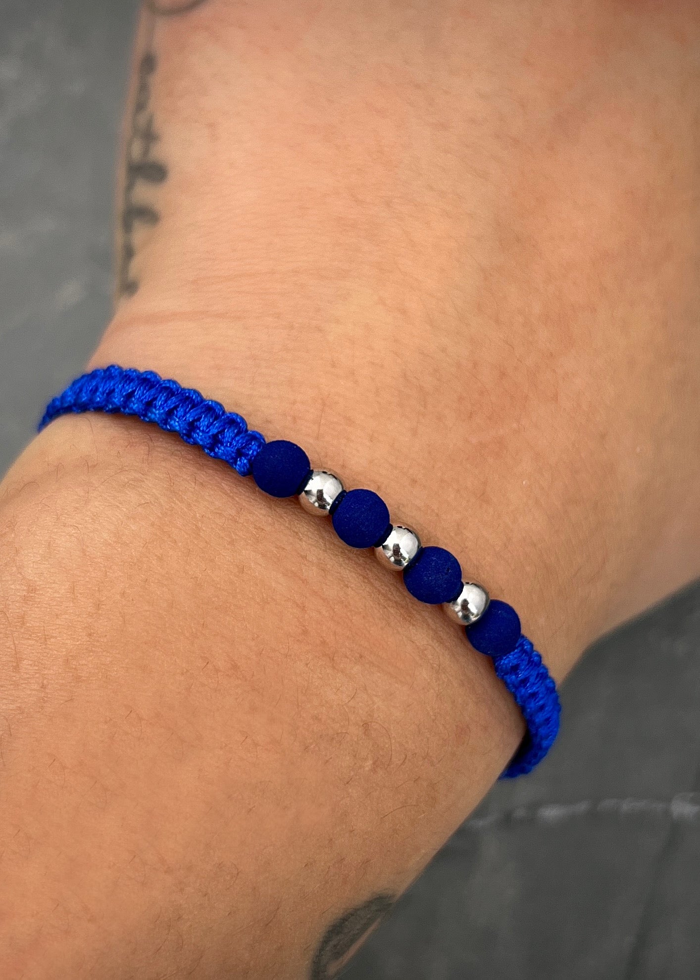 Pulsera en hilo azul con bolas lisas 4mm y neoprenos 0.25gr / Oro Blanco (Joya)*