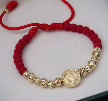 Pulsera en hilo rojo con herraje san benito 1.95gr / Oro Amarillo (Joya)*