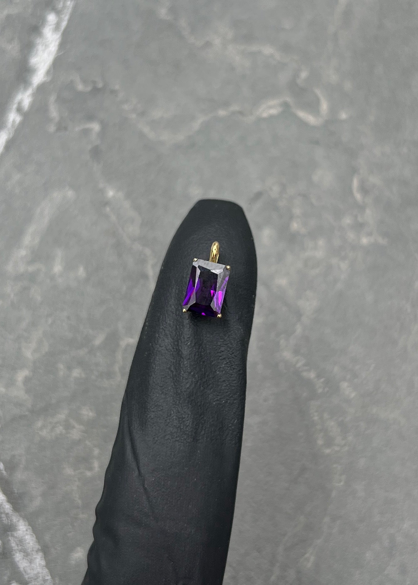 Dije con swarovski morado 0.6gr / Largo 1cm / Oro Amarillo Nac M