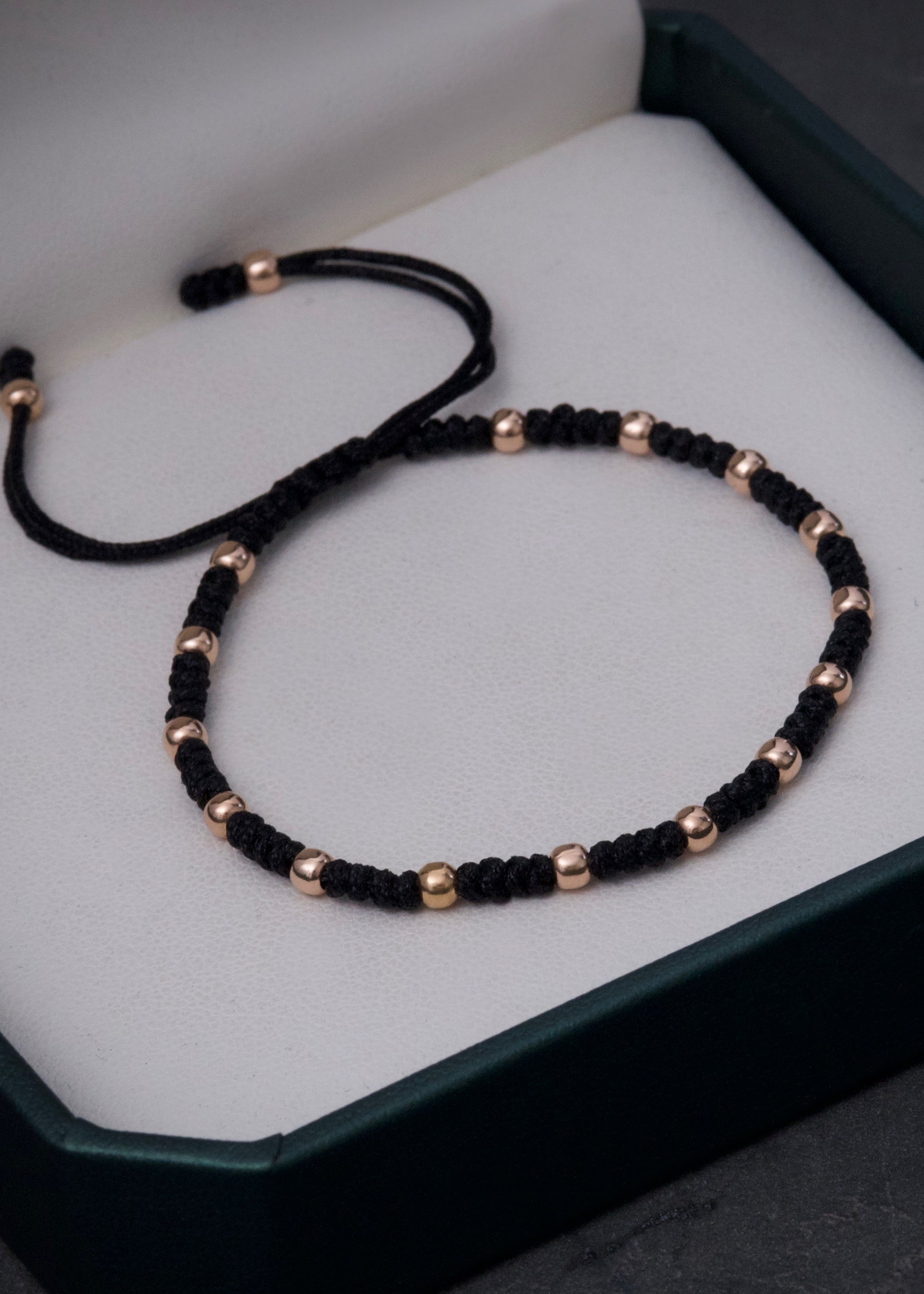 Pulsera en hilo negro con bolas lisas 0.75gr / Oro Rosado (Joya) M