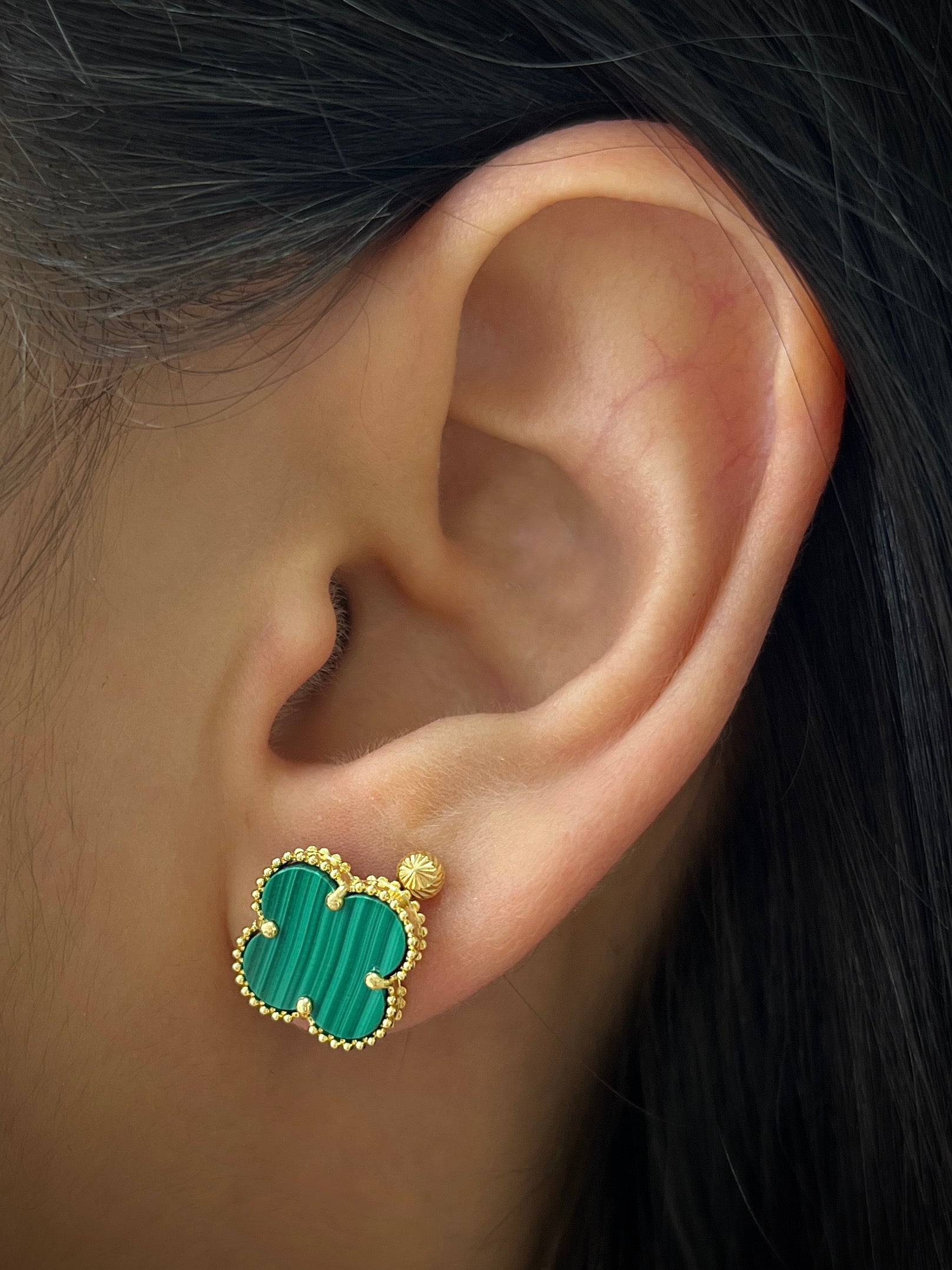 Topos lucky clover piedra verde 3.65gr / Largo 1.1cm / Oro Amarillo Nac M