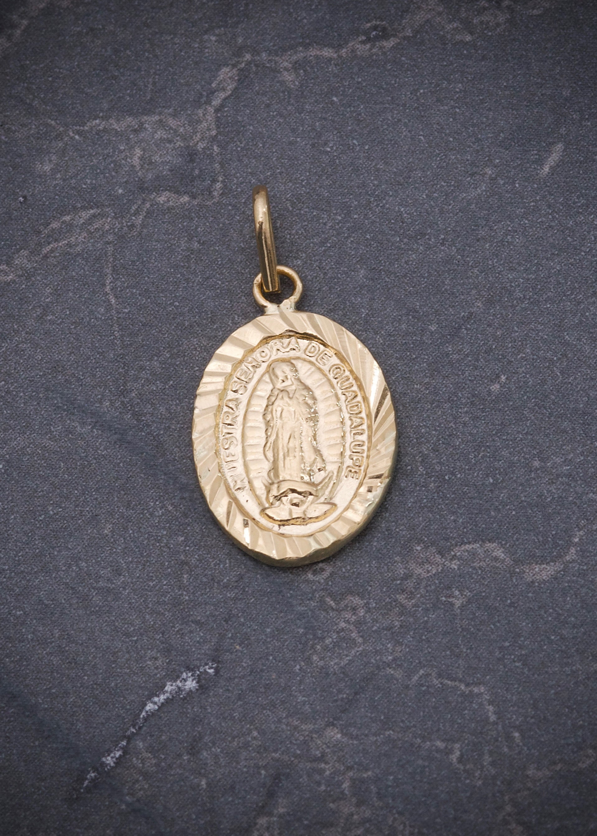 Dije virgen de guadalupe 0.95gr / Largo 2.2cm / Oro Amarillo Nac B