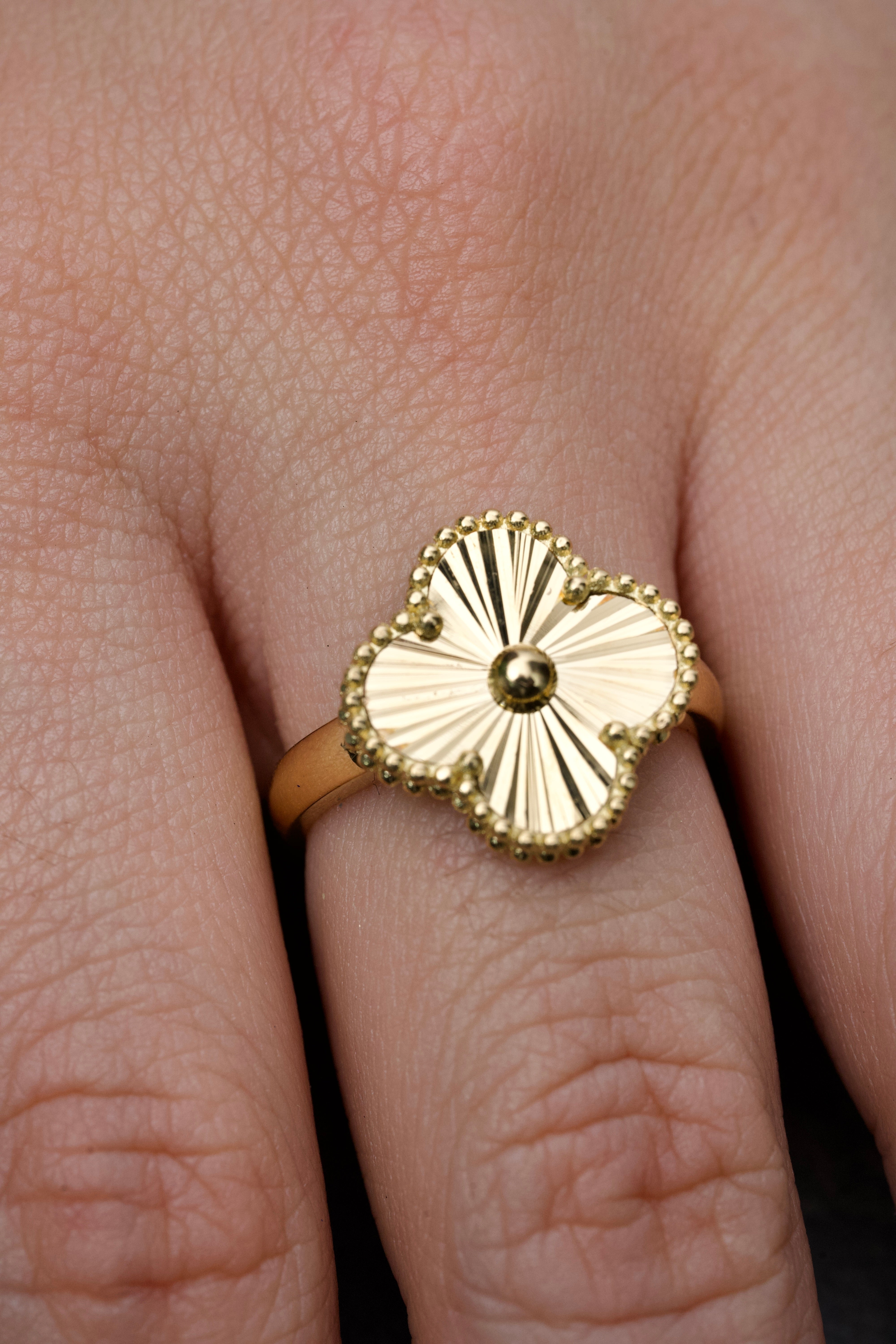 Anillo lucky clover diamantado 7.6gr / TALLA 8 1/4 / Oro Amarillo Nac M