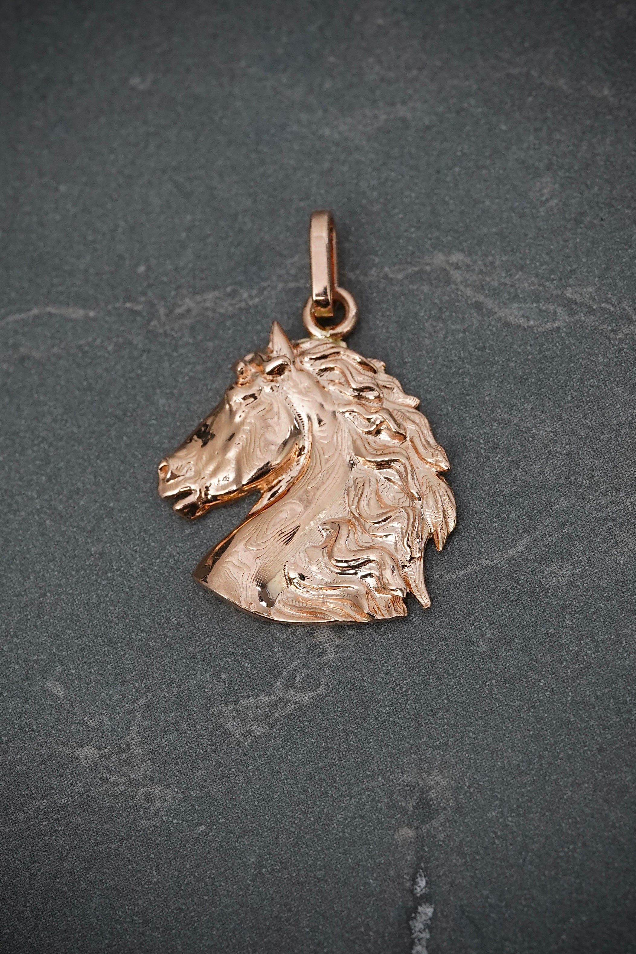 Dije Caballo Liso 3.3gr / Largo 2.5cm / Oro Rosado Nac M