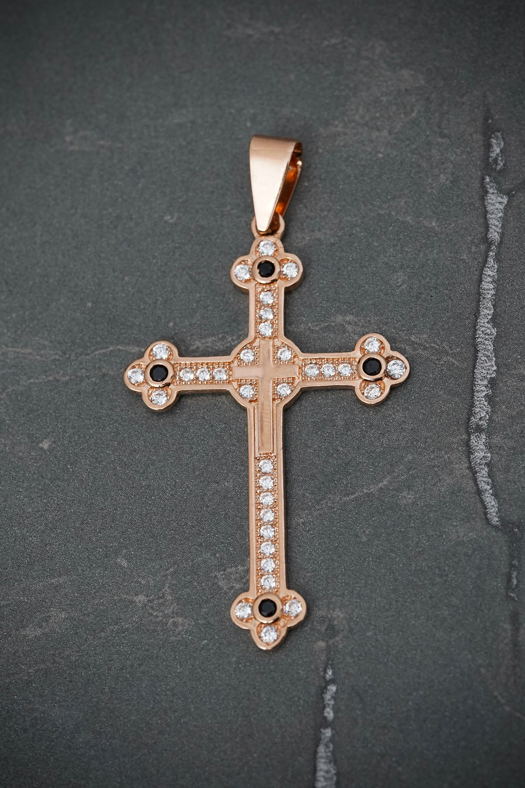 Dije Cruz Rustica Con Swarovski blanco Y Negro 6.1gr / Largo 5.7cm — Oro Rosado