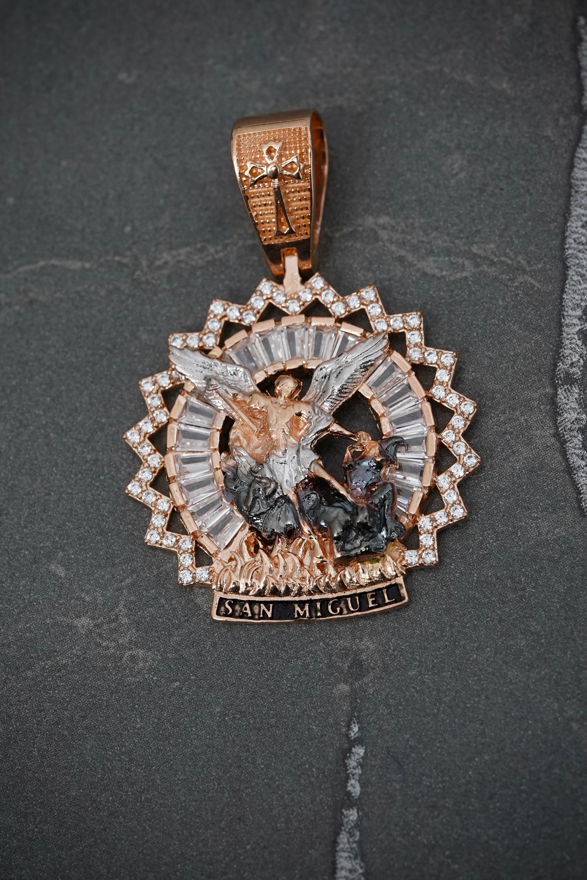 Dije Medalla Del Arcangel San Miguel Con Swarovski Blanco 7.45gr / Largo 3.8cm / Dos Oros Nac M