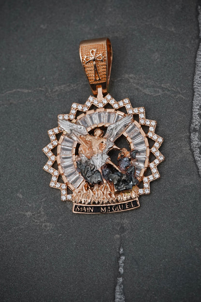 Dije Medalla Del Arcangel San Miguel Con Swarovski Blanco 7.45gr / Largo 3.8cm / Dos Oros Nac M