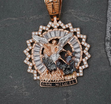 Dije Medalla Del Arcangel San Miguel Con Swarovski Blanco 7.45gr / Largo 3.8cm / Dos Oros Nac M
