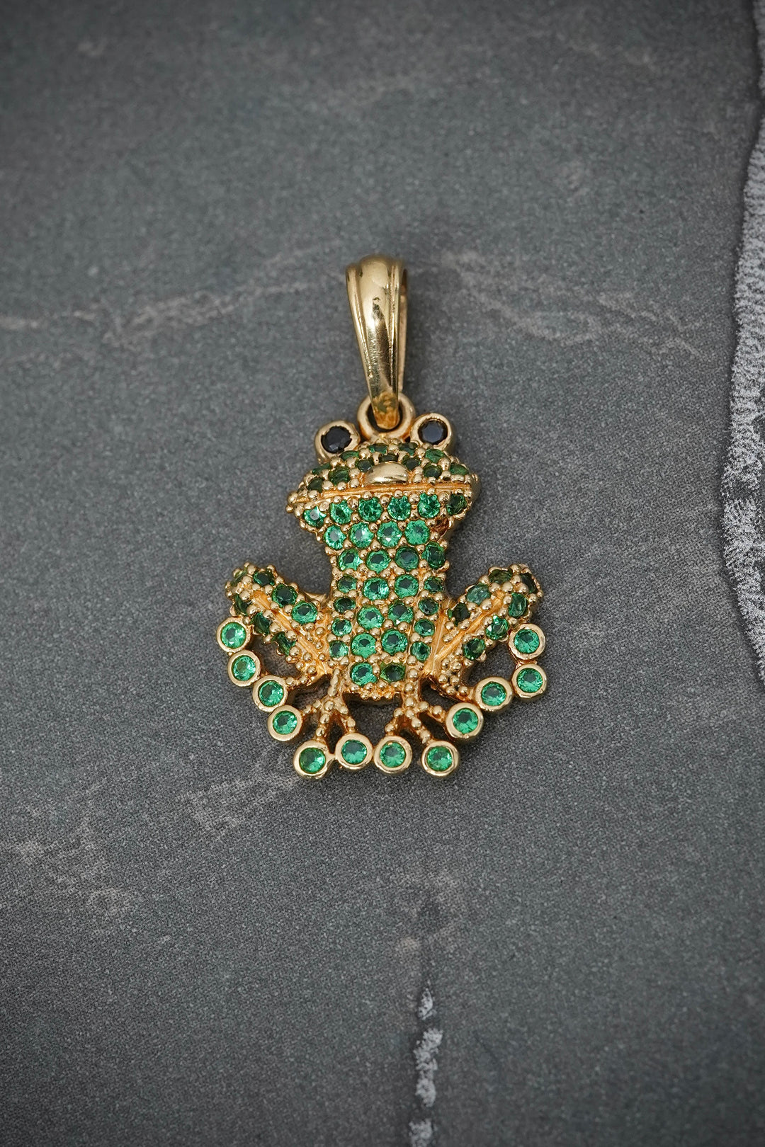 Dije Rana Con Swarovski Verde 2.75gr / Largo 2.6cm — Oro Amarillo