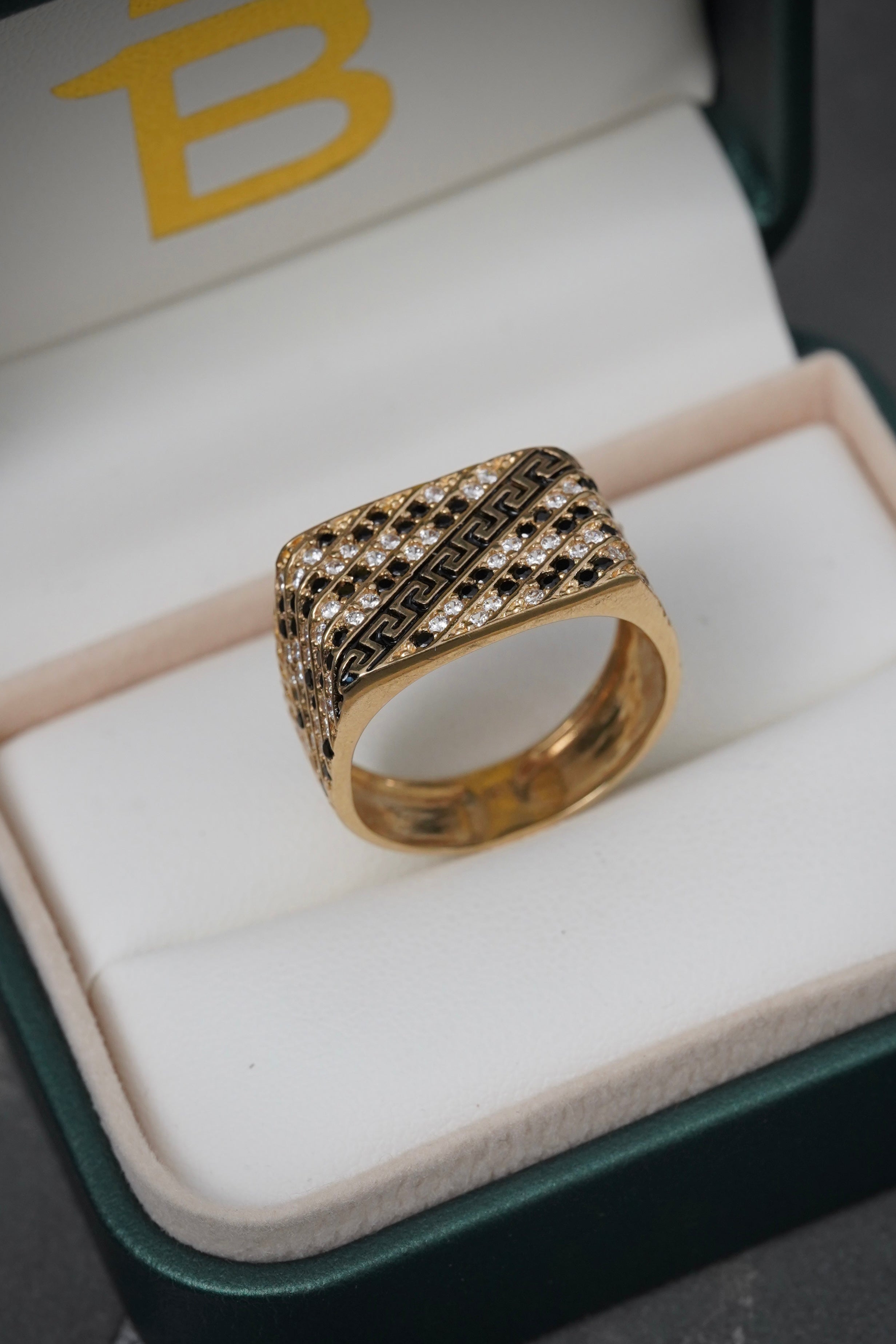 Anillo medusa con swarovskis 7.65gr / TALLA 11 1/2 / Oro Amarillo Nac B